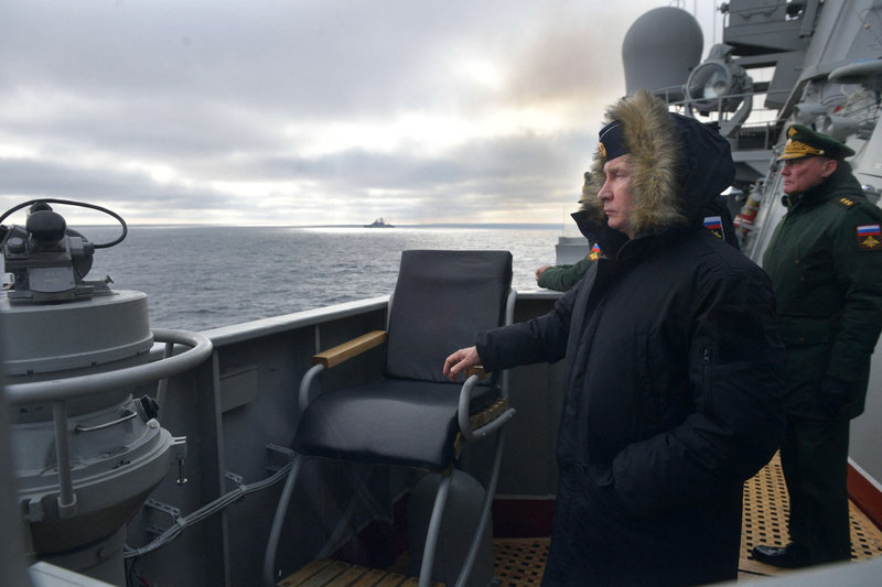 1430303-vladimir-poutine-regardant-des-exercices-de-la-marine-russe-au-large-de-la-crimee-le-9-janvier-2020