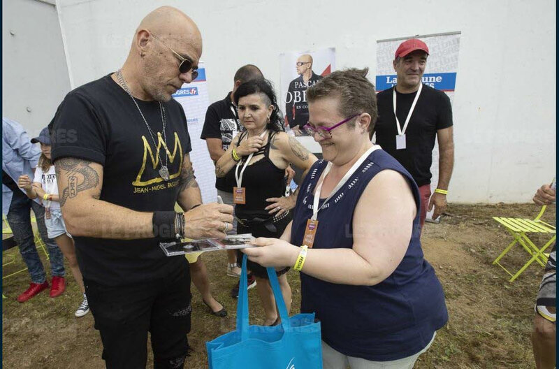 avant-de-monter-sur-scene-vendredi-soir-pascal-obispo-a-rencontre-dix-de-nos-lecteurs-et-a-signe-des-autographes-photo-michel-taffin-1562511440