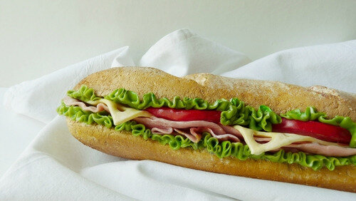 Sandwich tomates salade, gruyère