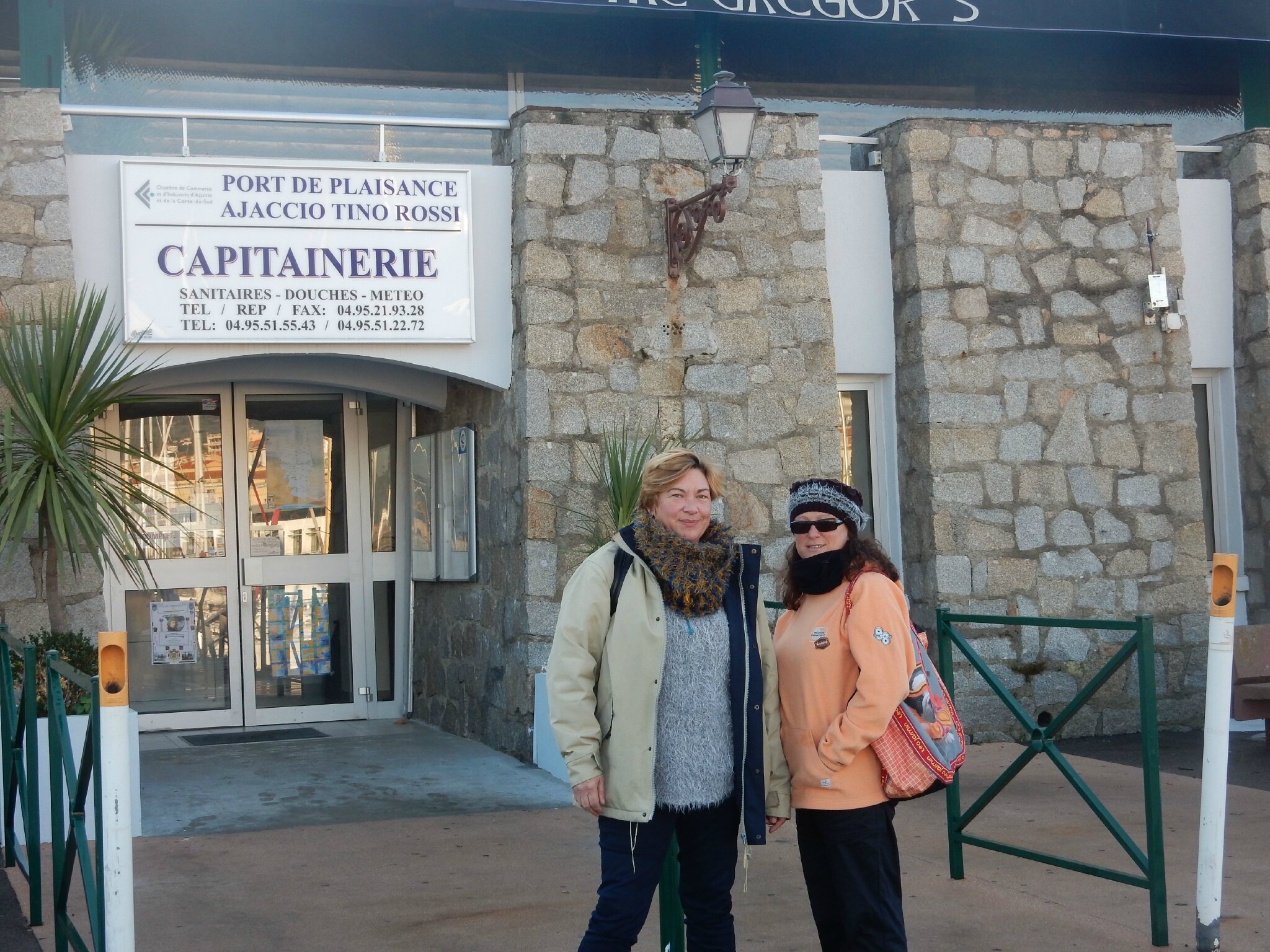 Evelyne et Valérie devant la capitainerie du Port Tino Rossi 231215