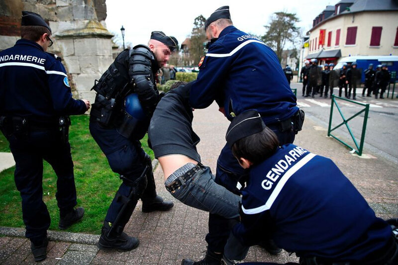 Un-manifestant-arrete-par-les-gendarmes-a-Grand-Bourgtheroulde-mardi-durant-la