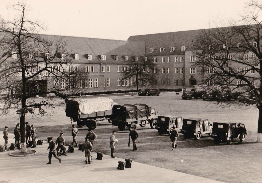 1964 Manoeuvres Grunewald 11-1964-003-1 46° R