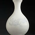 Rare <b>vase</b> <b>balustre</b> en porcelaine à col en forme d'oignon, Chine, Époque Kangxi (1662-1722) 