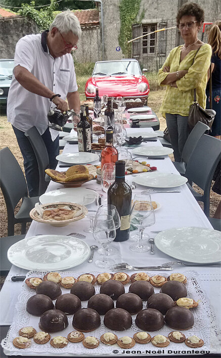 Debouchage_de_la_bouteille_de_Jerez_devant_les_desserts_de_Jean_Noel