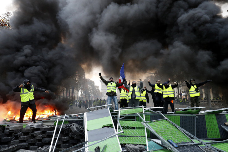 Barricade-improvisee-gilets-jaunes-Champs-Elysees-Paris-24-novembre-2018_0_729_486