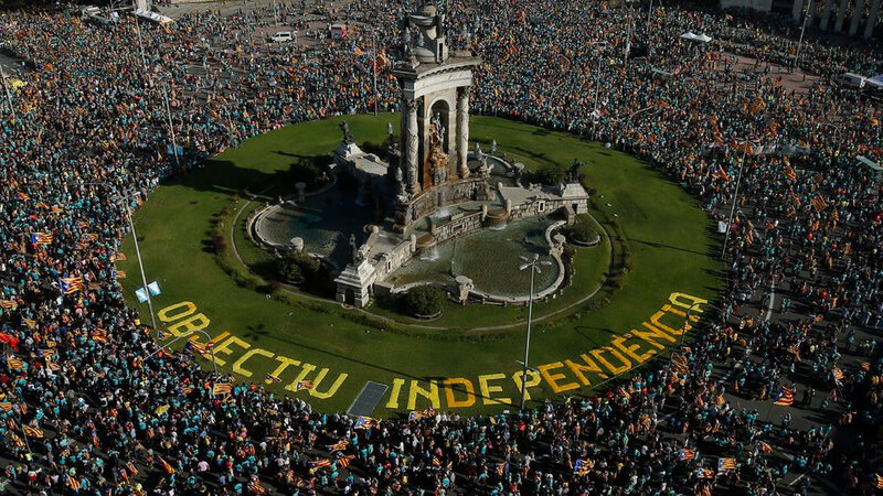 la-foule-agite-le-drapeau-estelada-favorable-a-l-independance-de-la-catalogne-a-l-occasion-de-la-diada-la-fete-de-la-catalogne-le-11-septembre-2019_6210320