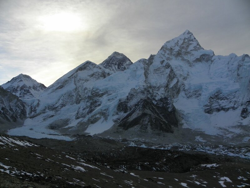 Vue sur le col Lho La (6026m), le Changtse (7550m), l'épaule ouest de l'Everest, l'Everest (8848m) et le Nuptse (7864m) depuis les flancs du Kala Patthar