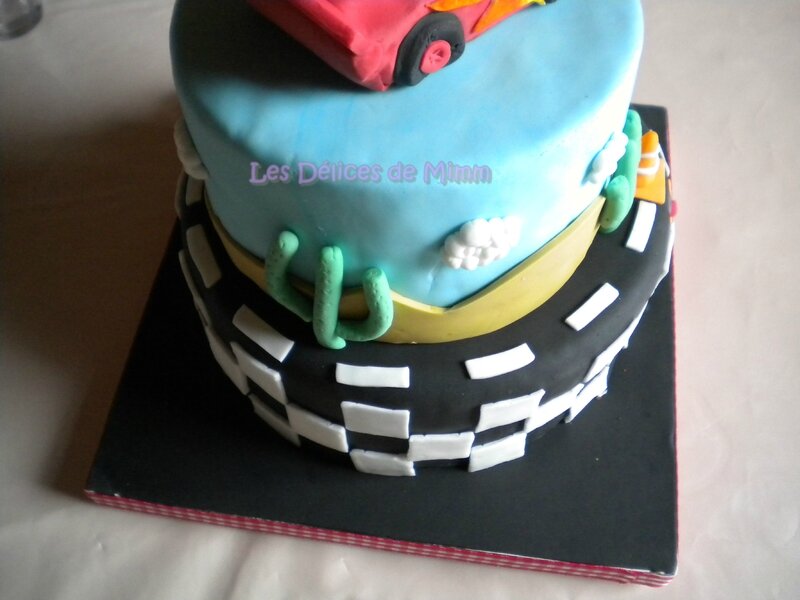Un gâteau Cars avec voiture Flash Mcqueen 13