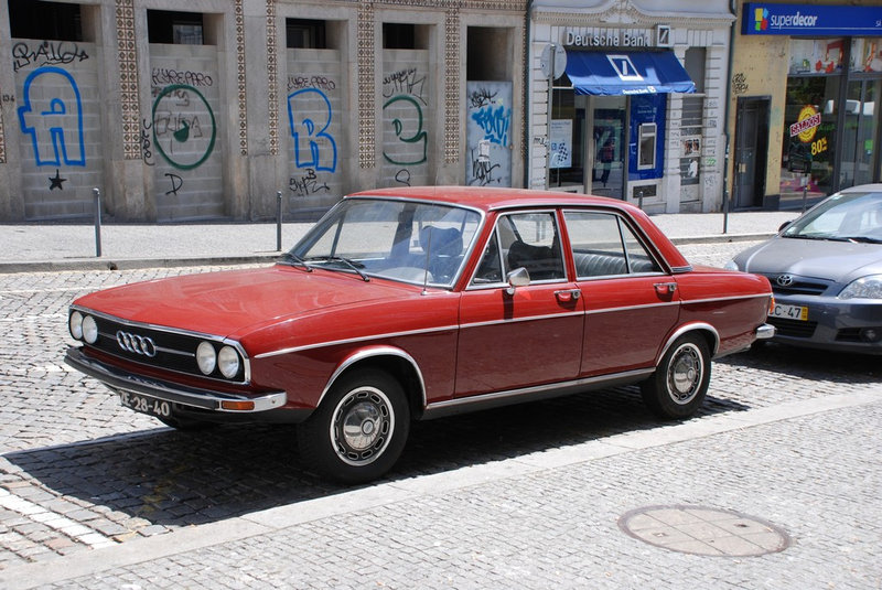 1974_Audi_100_LS_sedan_(Portugal)