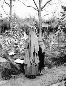 veuve dans un cimetière parisien, 1er novembre 1918