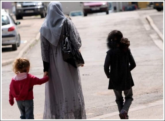 Emmanuel Macron favorable au voile islamique lors des sorties scolaires Voile & enfants