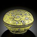 A large yellow-ground <b>grisaille</b> box and cover, Qing dynasty, Guangxu period (1875-1908)