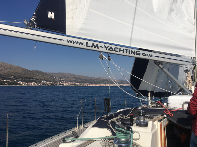 A bâbord Seget Donji et Trogir, jeudi 19 mars 2020