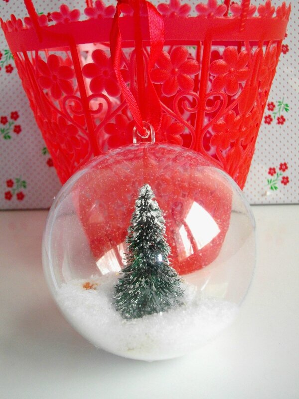 diy-boule-noël-neige-sapin-fausse-neige-sequin-flocon-doré