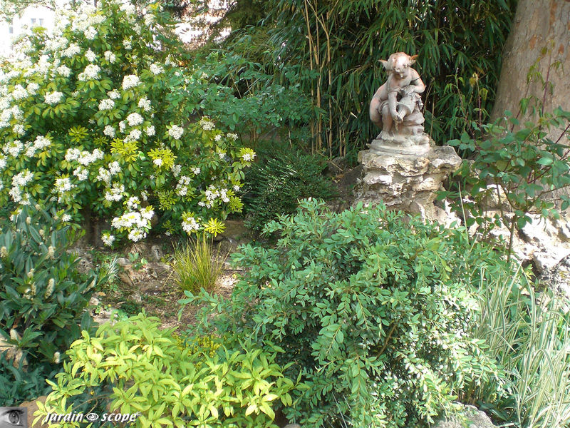 Le bassin rocailleur et son marmouset de fonte (Jardin Groslot)