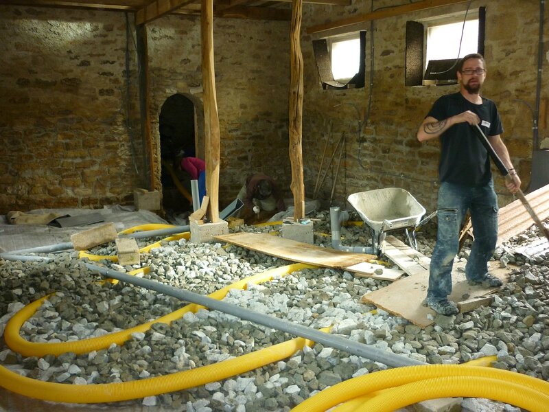 Renover une maison - longère - hérisson ventilé - drain -pierre lavée - ventilation dalle - geotextile 4