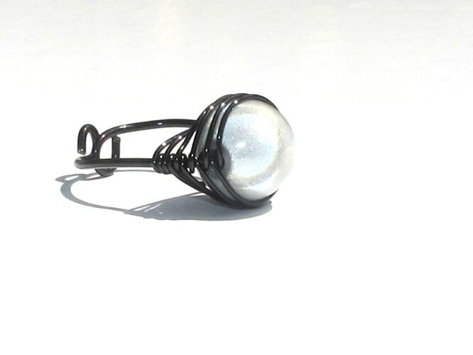 bague wire noire perle blanche quart