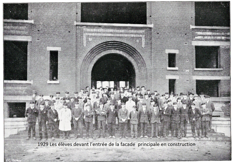 1929 Les élèves devant l'entrée de la facade principale en construction