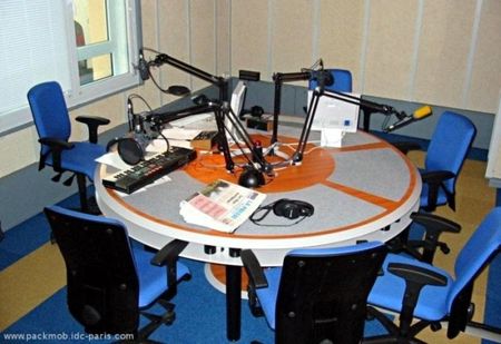 IDC_Studio_Radio_Table_Speak_Ambiance_Revue_de_Presse
