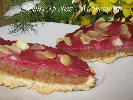 Tartelettes_aux_fraises_bio_du_jardin__framboises_sur_nid_d_amandes_bonapchezmamounette