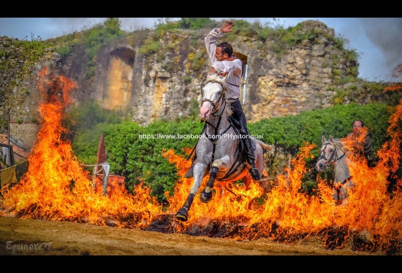 Passage du Feu à cheval Cie Capalle fête médiévale du Château de Talmont en Vendée (3)