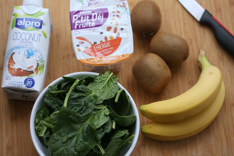 preparation smoothie bowl blog chez requia cuisine et confidences