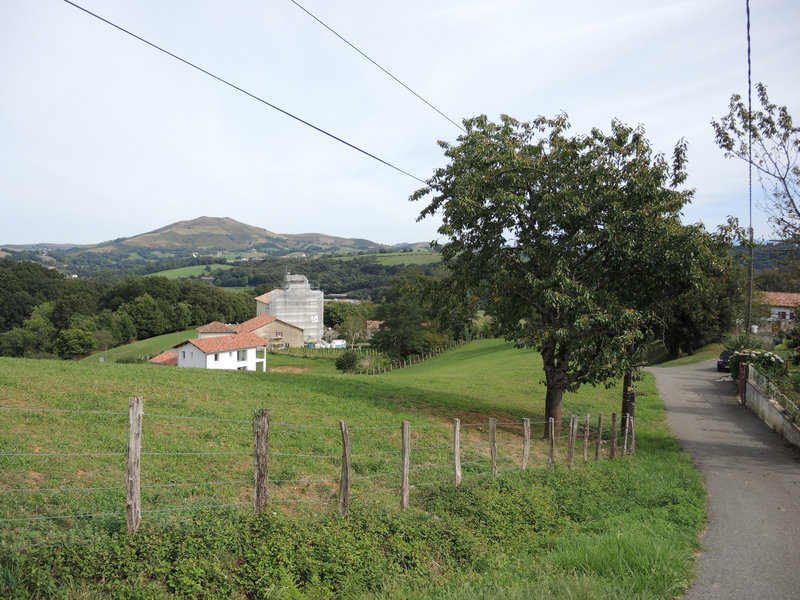 Mendionde, en route pour le mont Ursuya (64)