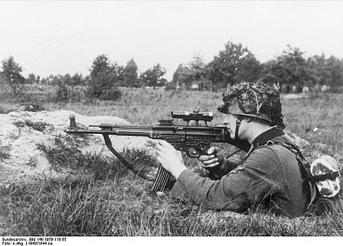 Bundesarchiv_Bild_146-1979-118-55-_Infanterist_mit_Sturmgew