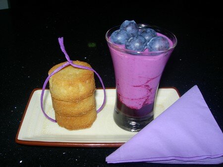 Douceur mauve aux myrtilles et mini palets bretons recettes Petits entremets mousseux cannelle citron, sur coussin de sablés bretons ...