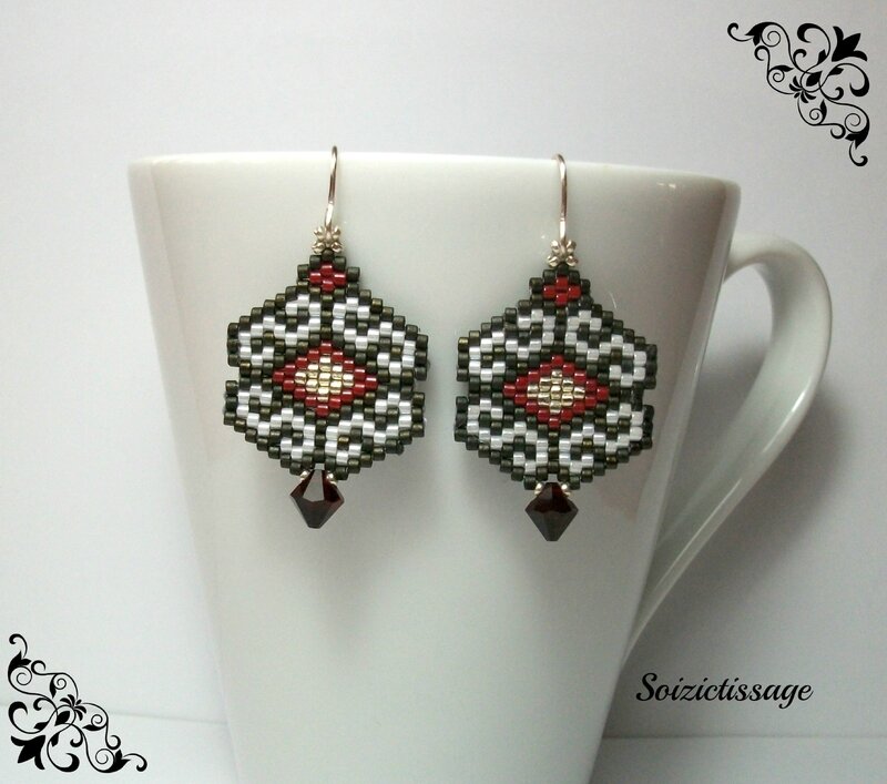 Boucles d'oreille arabesque portées