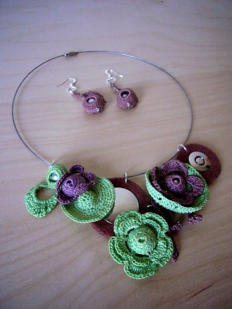 collier_fleurs_crochet_e__feutre_et_m_tal_copie
