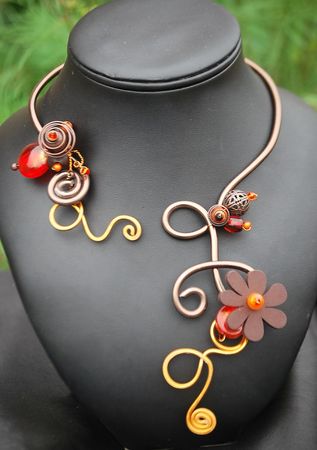 collier_alu_marron_et_orange