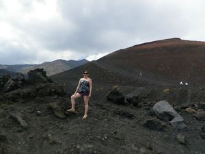 Béa pose devant l'Etna