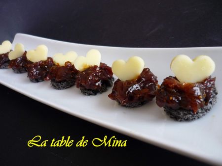 Amuse-bouche" pain noir, chutney échalotes figues et coeur de tomme " recettes legumes Chutney de figues