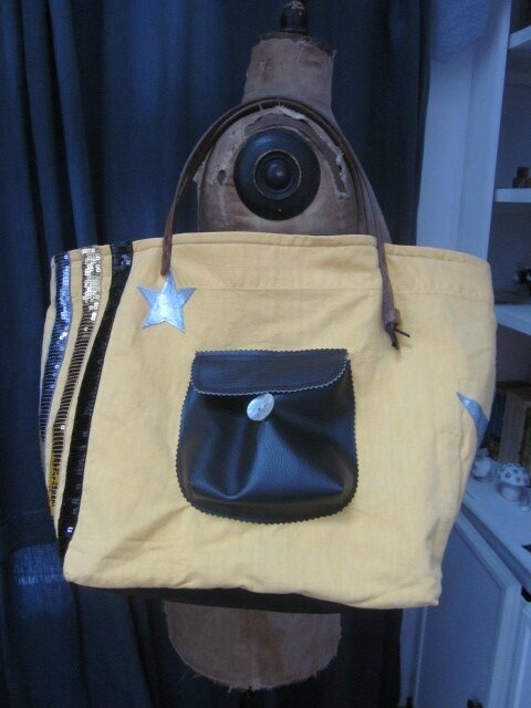 Sac FELICIE n°26 en drap ancien teinté jaune et simili cuir noir