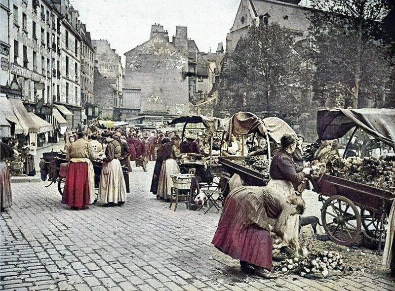 Images d'autrefois - Marchandes des quatre-saisons devant l'église Saint-Médard-1915