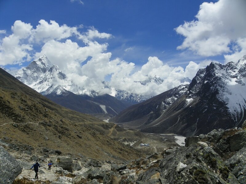 La descente vers Dughla, le Nangkar Tshang (5616m) et le Tabuche Peak (6495m)