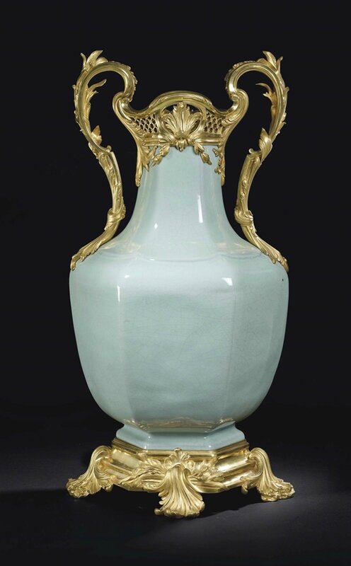 Rare et important vase en porcelaine de type guan monté, Chine, dynastie Qing, marque et époque Yongzheng (1723-1735)