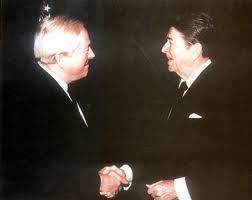 handshake Reagan Le Pen
