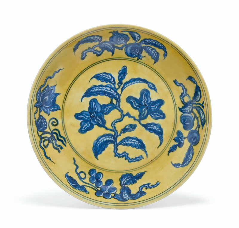 A yellow-ground blue and white 'gardenia' dish, Hongzhi six-character mark in underglaze blue within a double circle and of the period (1488-1505)