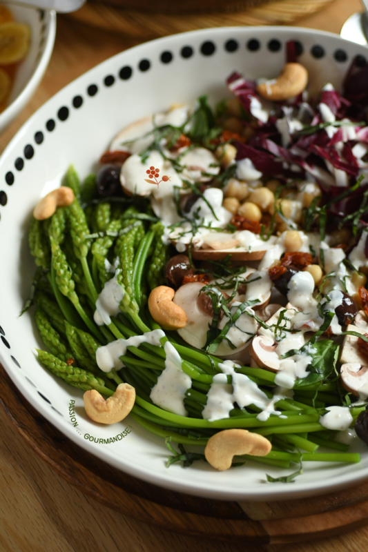 Salade ornithogale, champignon, pois chiche, trevisana, tomate confite, olive noire, noix de cajou, basilic_3