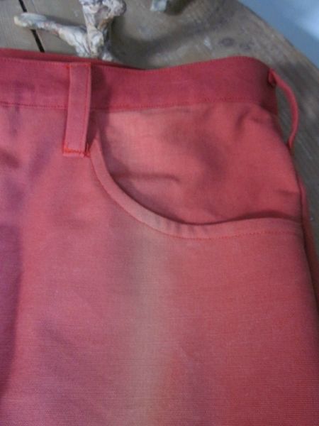 Bermuda slim en coton rouge passé - bringuette à boutons - 5 passants - 4 poches - HOMME (5)