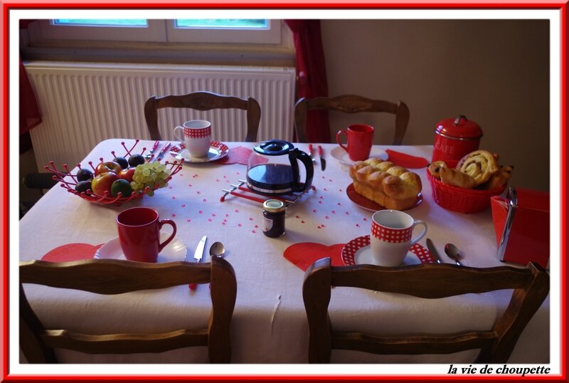 table petit déj rouge et blanche-2