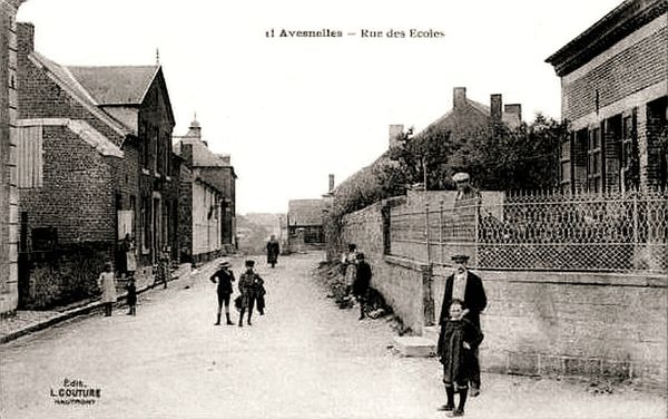 AVESNELLES-Rue des Ecoles