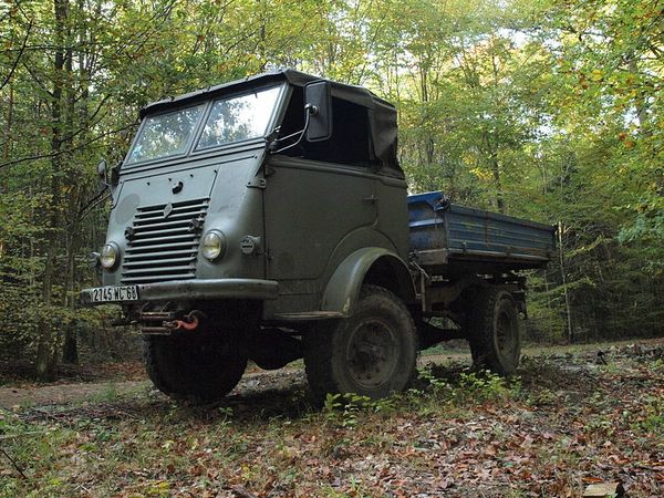 Vintage_military_truck_in_France