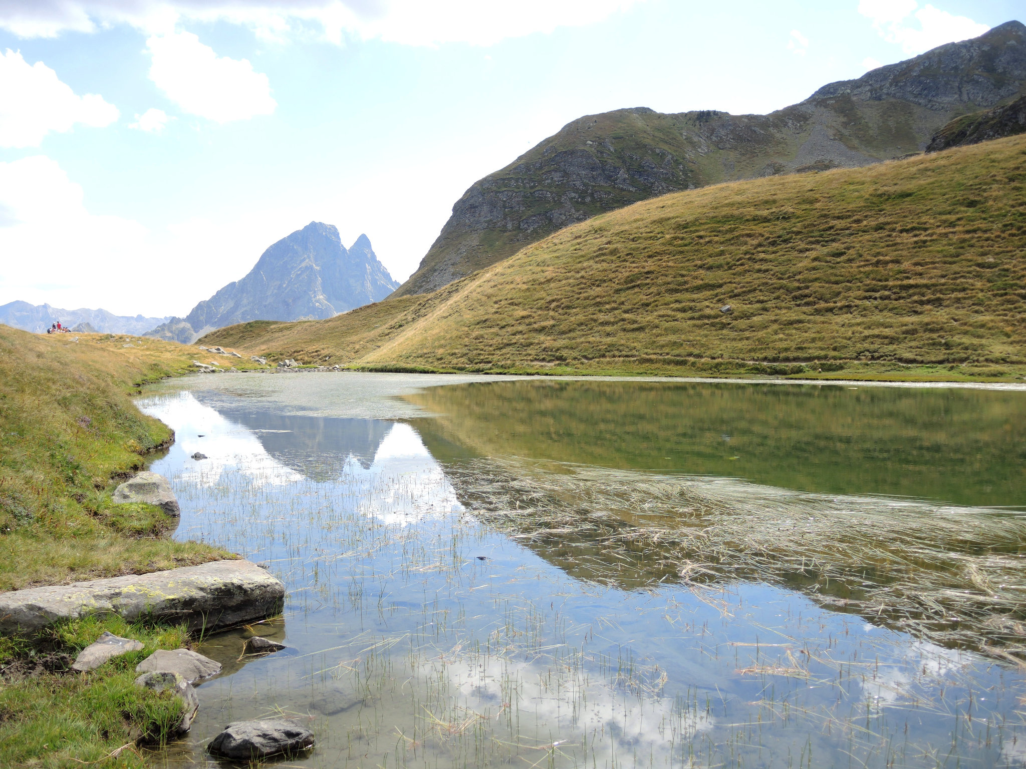 Lac d'Aule, au bord du lac, pic et végétation