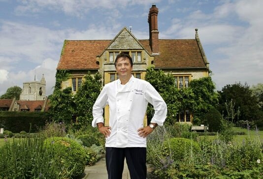 raymond-blanc-devant-son-etablissement- GREAT MILTON