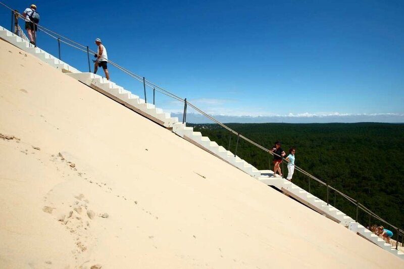 montee-de-la-dune-du-pyla-par-l-escalier-mis-a-disposition-des-visiteurs-le-7-aout-2009