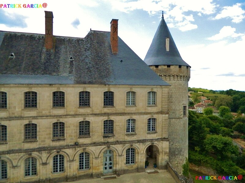 LA ROCHEFOUCAULD CHATEAU AILE 517 copie