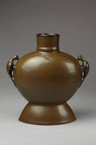 Vase, porcelain with 'tea-dust' glaze, China, Qing dynasty, Yongzheng mark and period (1723-1735). Height: 23.5 cm, Width: 22.2 cm. Salting Bequest, C.487-1910 © Victoria and Albert Museum, London 2017